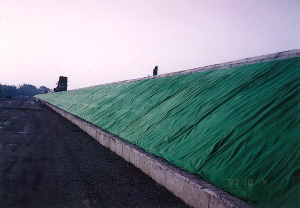 綠格棉毯鋪設完成