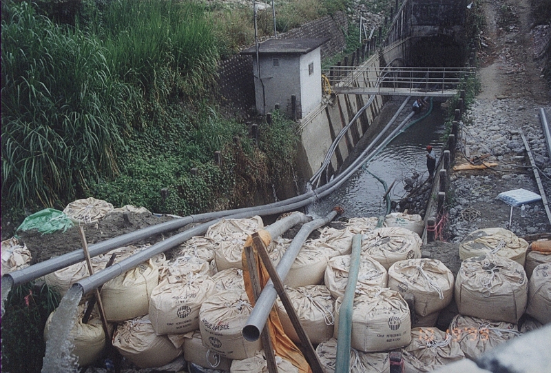 南幹渠隧道出口進行擋抽排水，利於進入檢查破損情形(拍攝日期:88年10月)