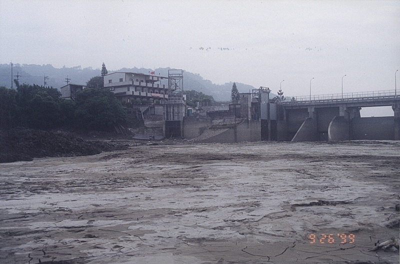 因921地震斷層通過石岡壩造成無法蓄水，其庫區乾涸情形(拍攝日期:88年9月)