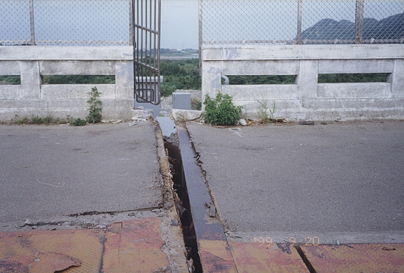 921地震造成壩頂橋樑伸縮縫錯開情形(拍攝日期:88年9月)