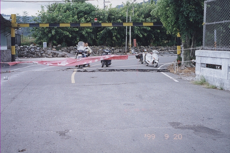 921地震後橋頭受損並封閉情形(拍攝日期:88年9月)