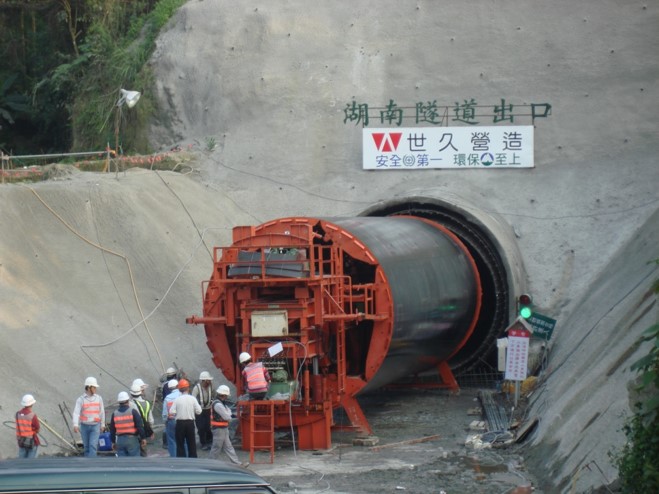 隧道襯砌用鋼模—用以隧道準備進洞
