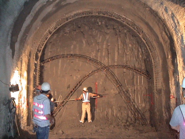 隧道輪進開挖後保護岩盤之桁型鋼支保佈設