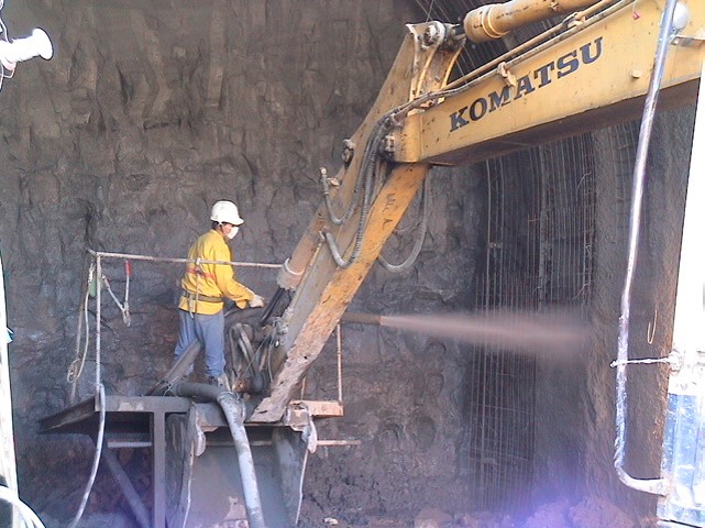 隧道輪進開挖後保護岩盤之噴凝土施噴中